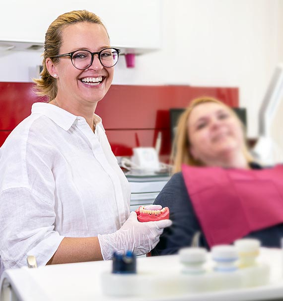 Zahnärztin Catrin Windbichler in ihrer Zahnarztpraxis in Overath Untereschbach